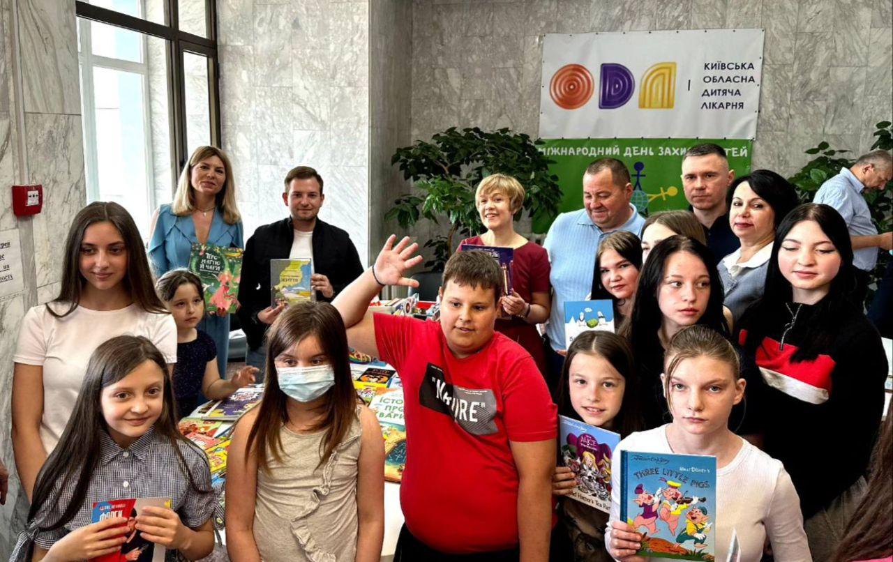 Столична книгарня «Сяйво книги» передала видання дитячим лікарням