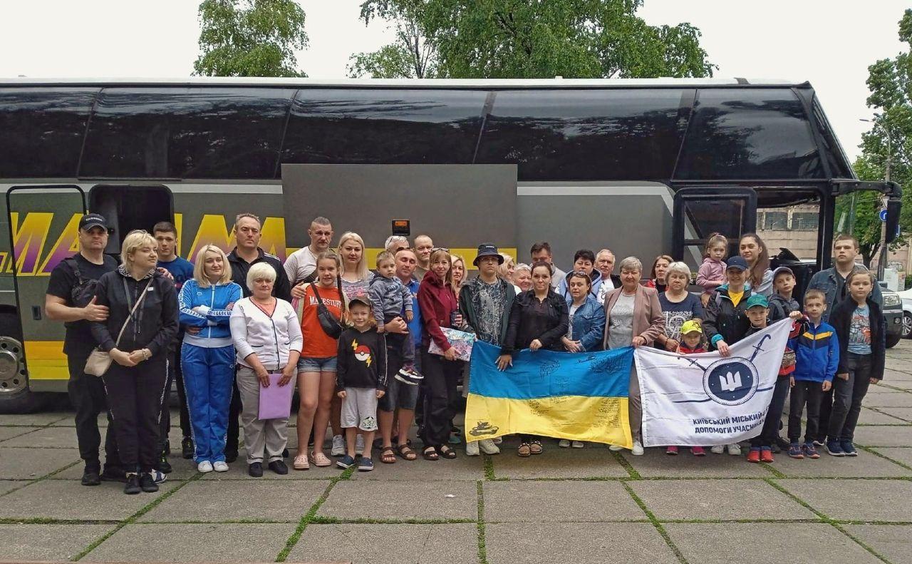 Столичних захисників та їх родини відправили на реабілітацію до Польщі