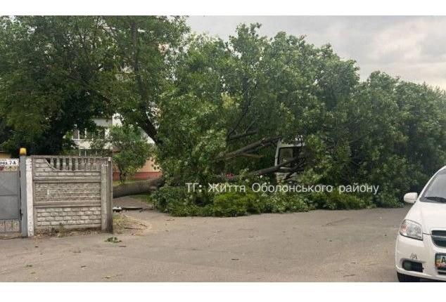 Погода вносить корективи: затримується наземний транспорт та кільцева електричка