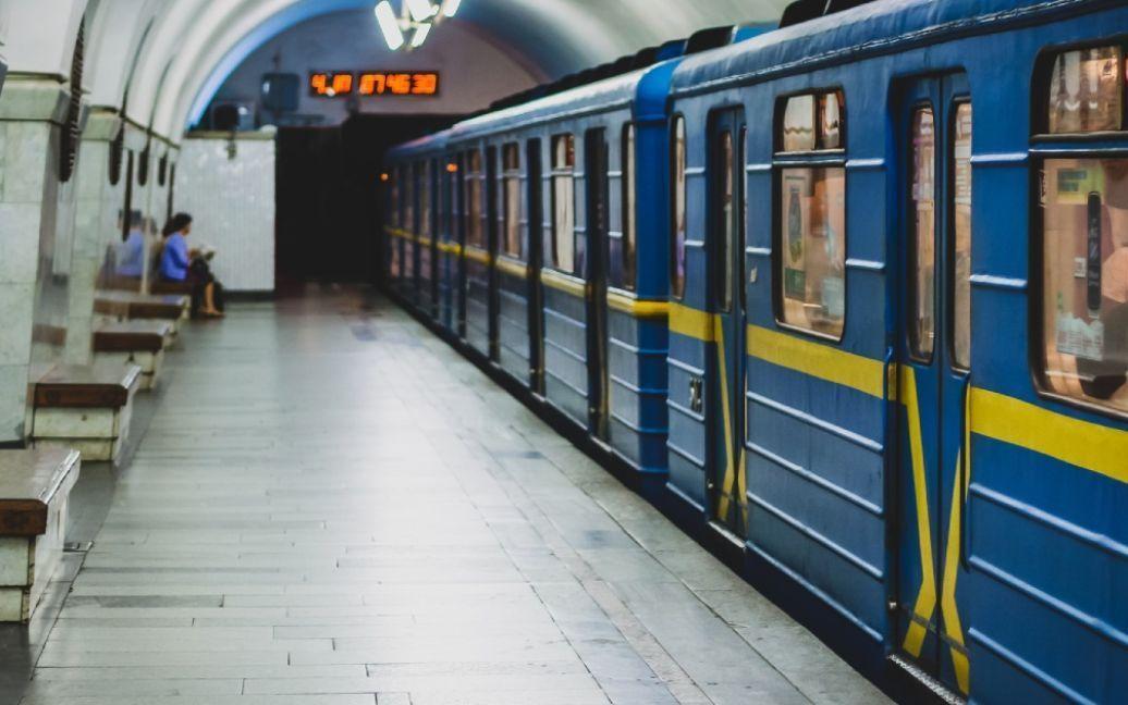 На одній із ліній метро Києва зупинили рух поїздів: подробиці