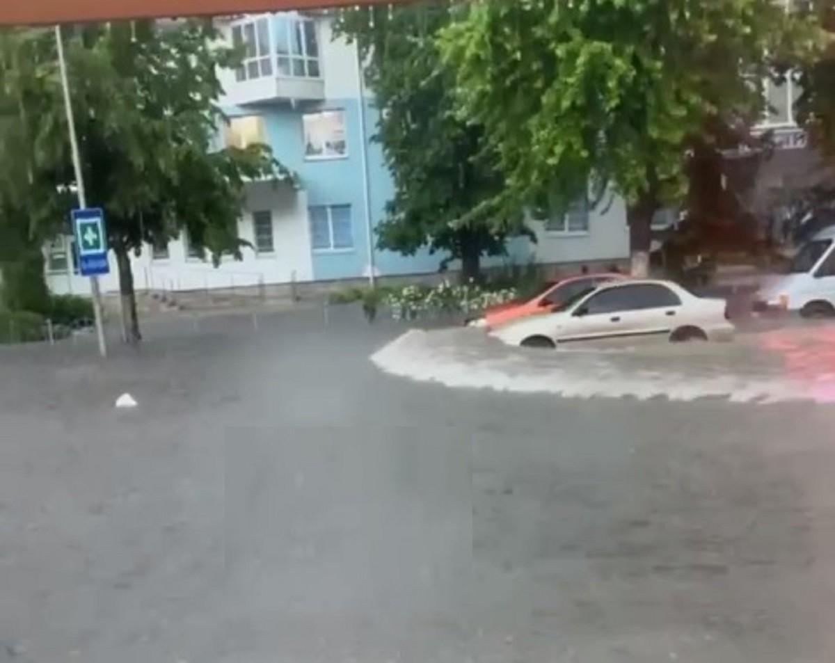 Люки чистять щодня, проте не рятує: чому під час злив тонуть вулиці Києва