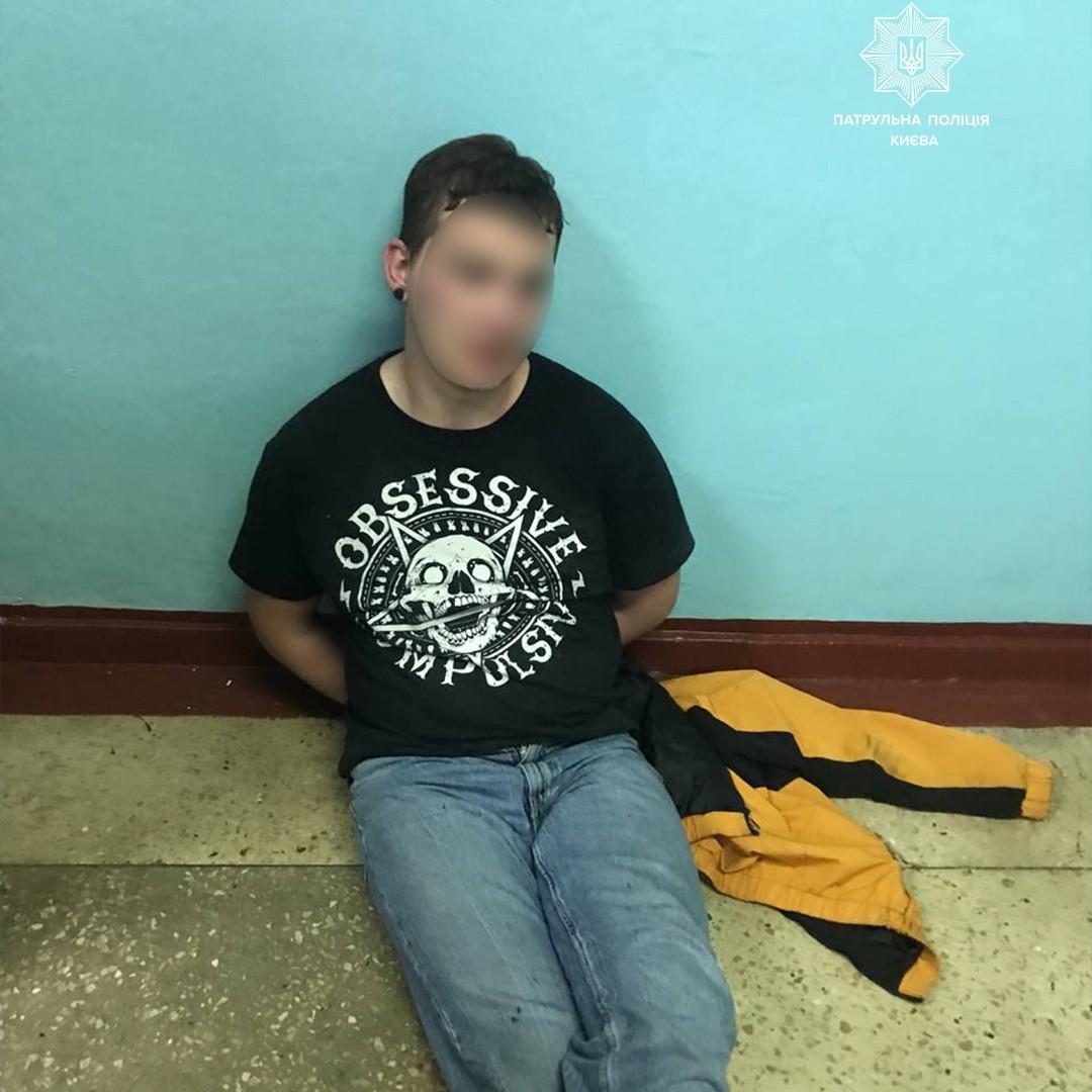 П’яний чоловік увірвався до столичного гуртожитку і вчинив там погром