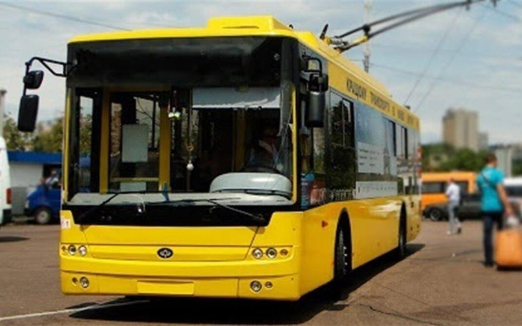 У Києві пасажири тролейбуса влаштували розбірки з підлітком через велосипед