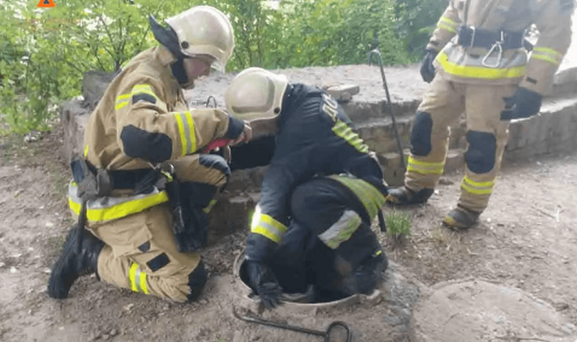 Відбулася переляком: на Київщині рятувальники витягнули з вигрібної ями жінку
