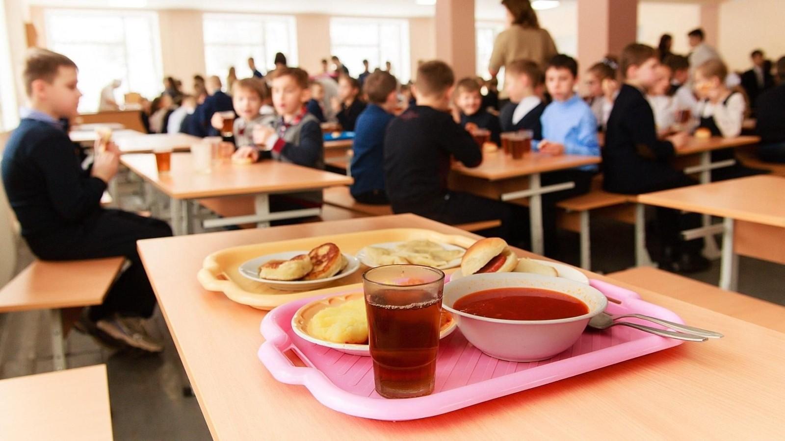 Учні початкової школи з жовтня харчуватимуться безоплатно