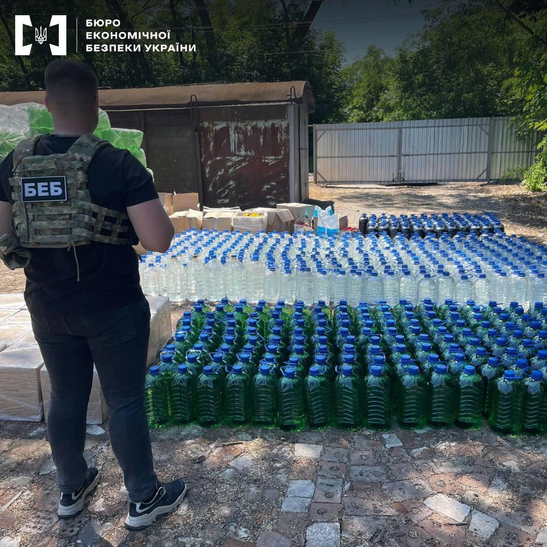 Тисячі літрів фальсифікату: у приватному будинку на Київщині працював підпільний цех з виготовлення алкоголю