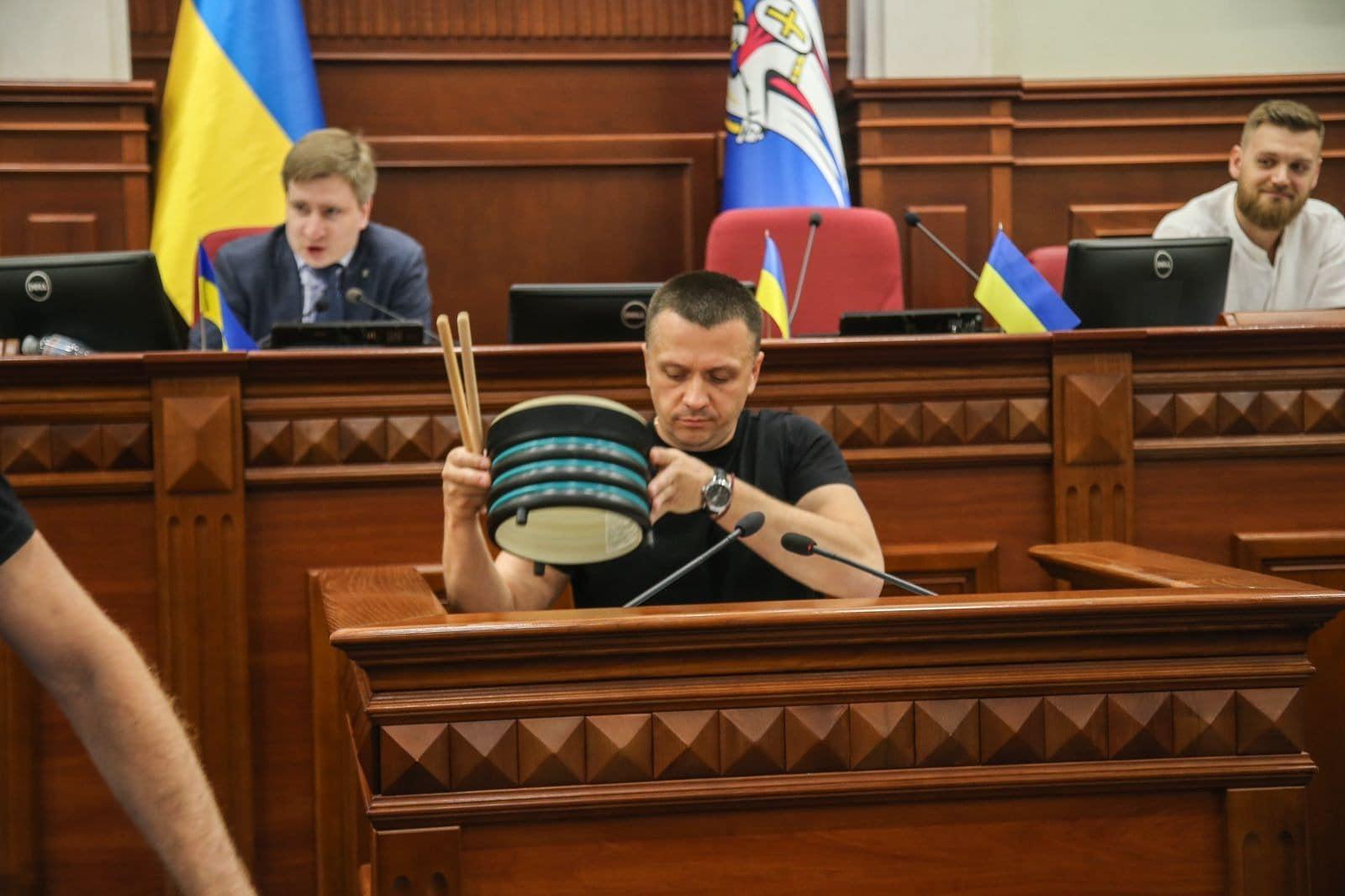 Голові Дніпровського району подарували у Київраді барабани “для психологічного розвантаження”