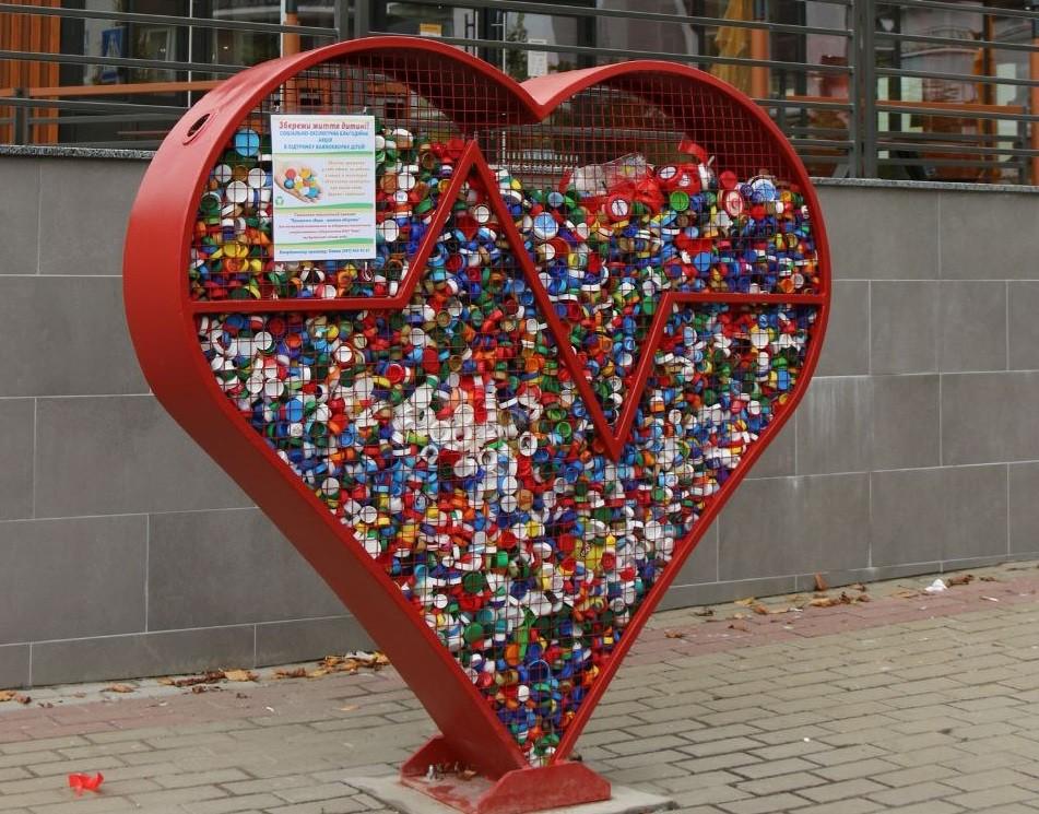 У Бучі за місяць зібрали пів тонни кришечок, щоб допомогти хворим дітям