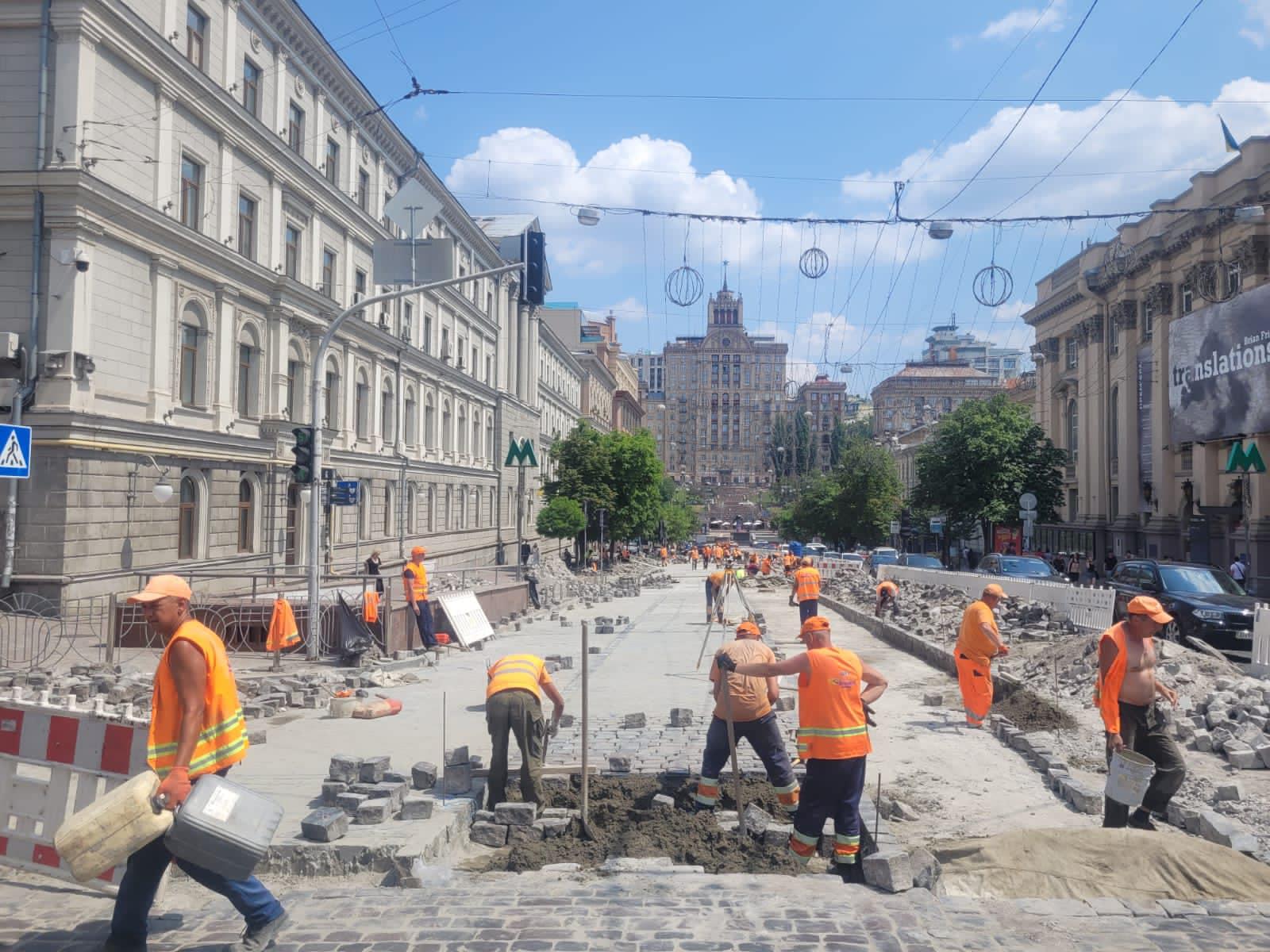 Без перерви на вихідні: на вулиці Богдана Хмельницького міняють бруківку – фото
