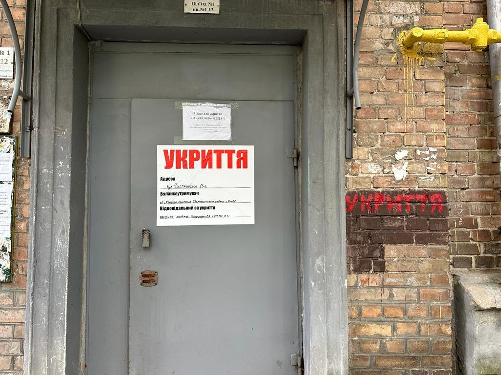 В укритті Києва чоловік вистрелив собі в голову під час нічної атаки рф