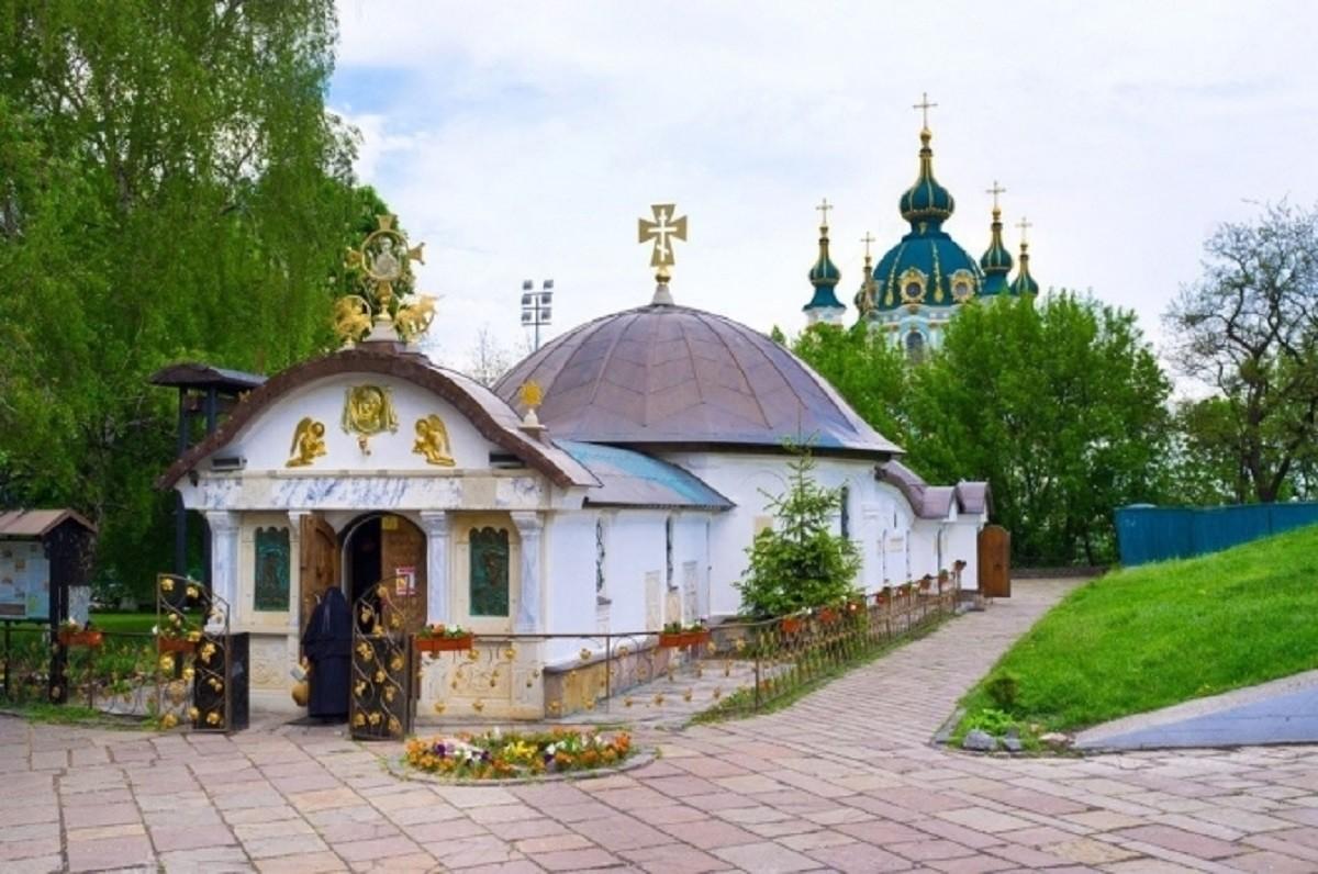 Чи знесуть каплицю УПЦ, встановлену біля Десятинної церкви – судовий розгляд