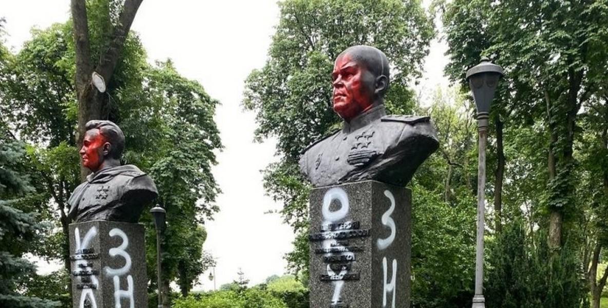 У Києві невідомі розмалювали бюсти радянських партизанів