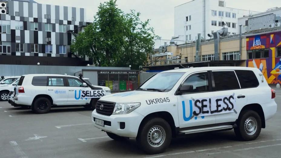 Обклеїв машини ООН: у Києві активісту прийшла повістка до суду
