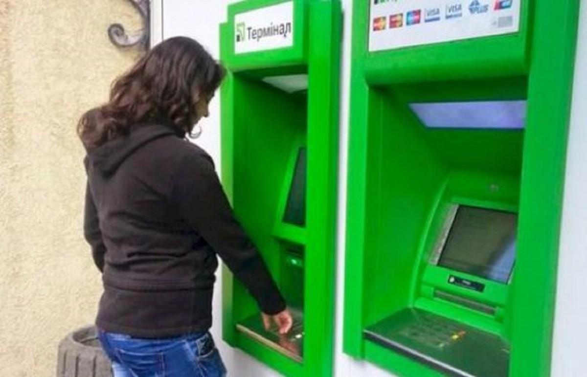 Приватбанк обмежив можливості обміну долара та євро – що відомо