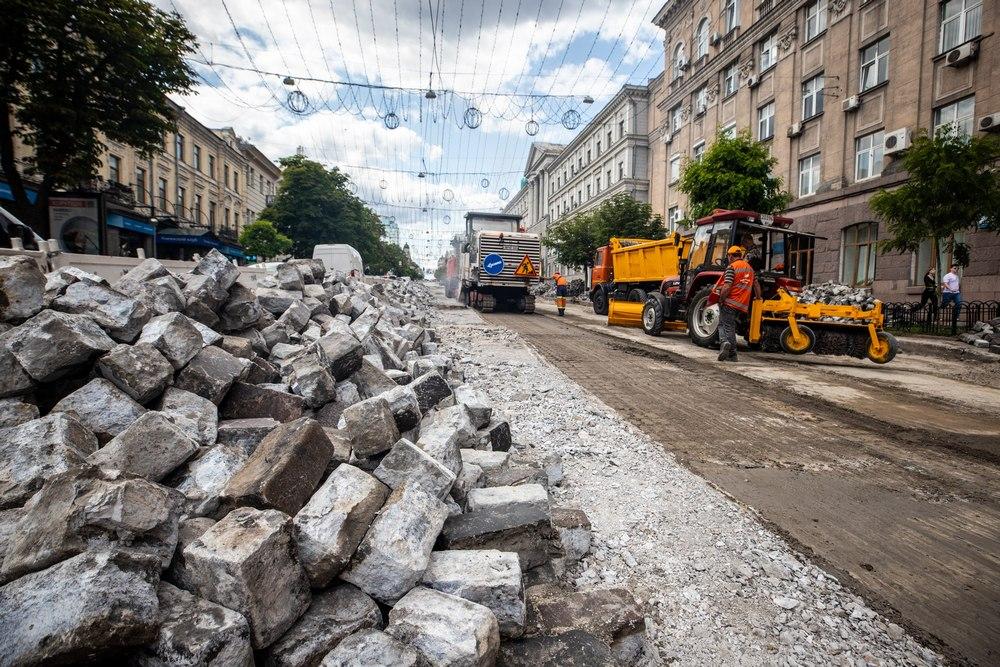 Працюють без вихідних: у Києві на вулиці Богдана Хмельницького триває ремонт дорожнього покриття