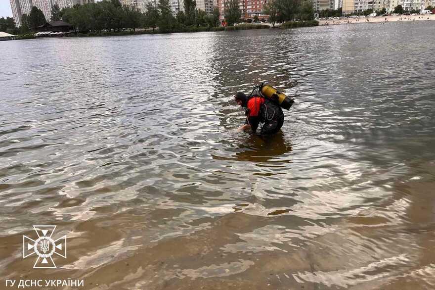 У Києві в озері виявили тіло чоловіка