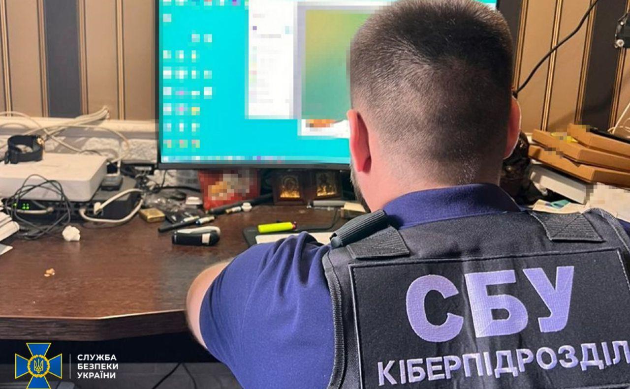 У Києві викрили підпільний цех з підробки документів
