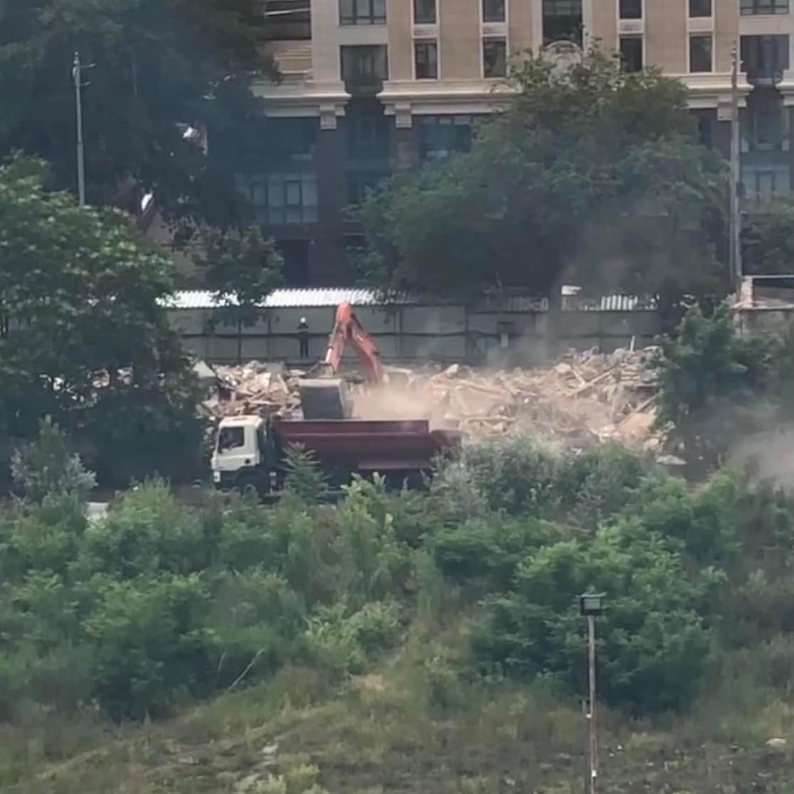 Забудовник “Ковальська” попри заборону Київради зараз зносить садибу 1860-х років на Жилянській