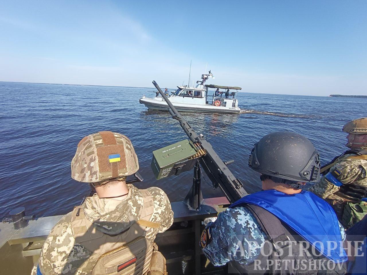 В акваторії Київського моря пройшли масштабні навчання ЗСУ