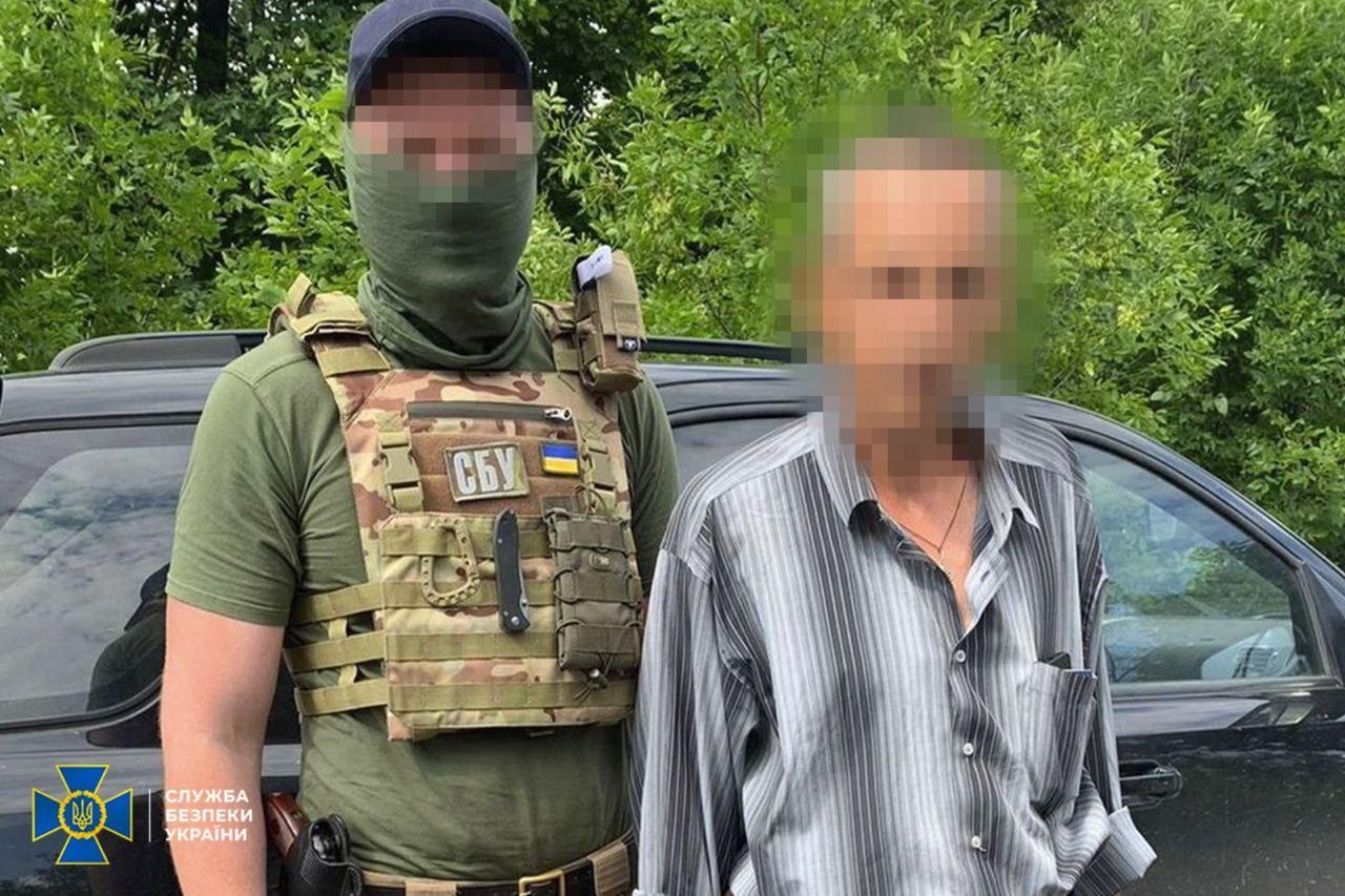 Працівник гімназії у Києві виправдовував окупантів та називав ворожі обстріли “відповіддю за Донбас”