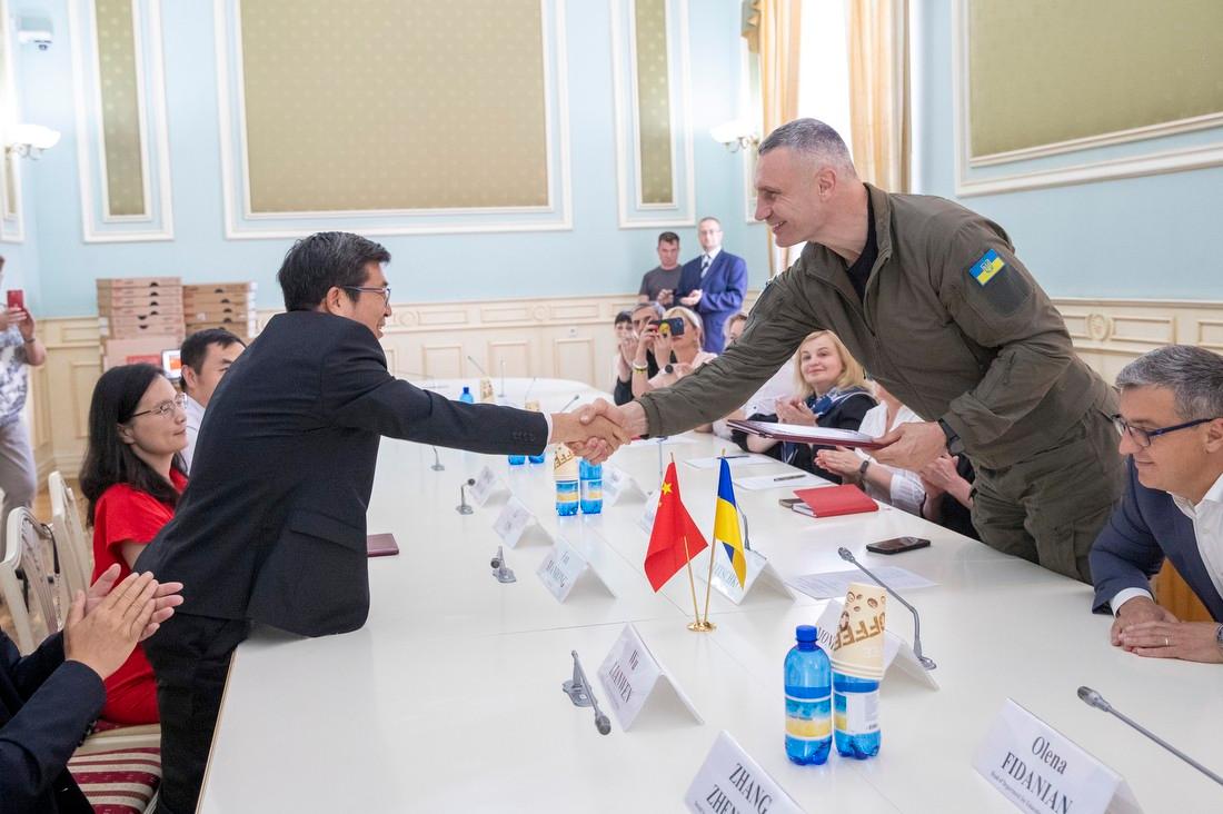Китайські міста-побратими Києва передали столичним школам понад 300 ноутбуків