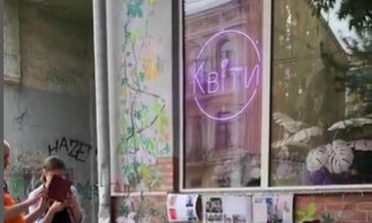 На фасаді садиби Тарнавського на Подолі відреставрували вивіску минулого століття – як вона тепер виглядає