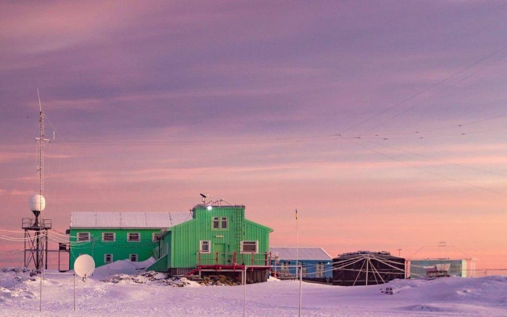 Зимові світанки на станції “Академік Вернадський”: вражаючі фото