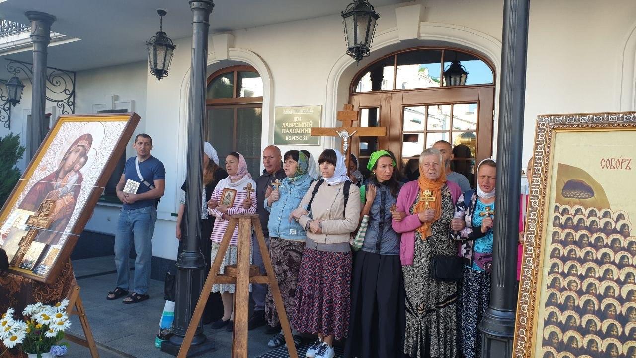 У Лаврі опломбували новобуд – торгівельний павільйон, попи УПЦ МП заявили про “злам” й “штурм”