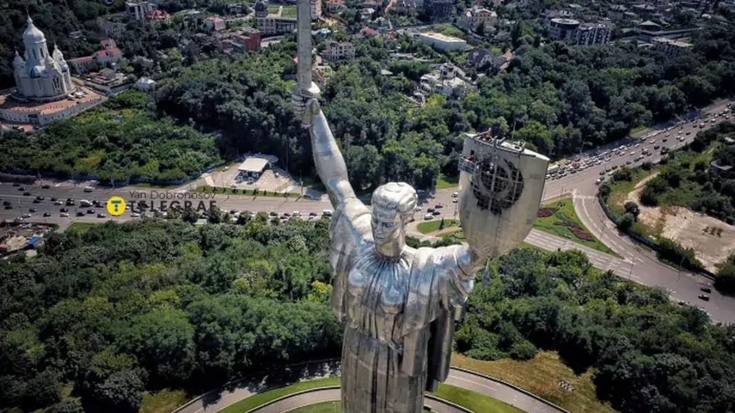Історичний момент: з “Батьківщини-матері” у Києві знято радянський герб