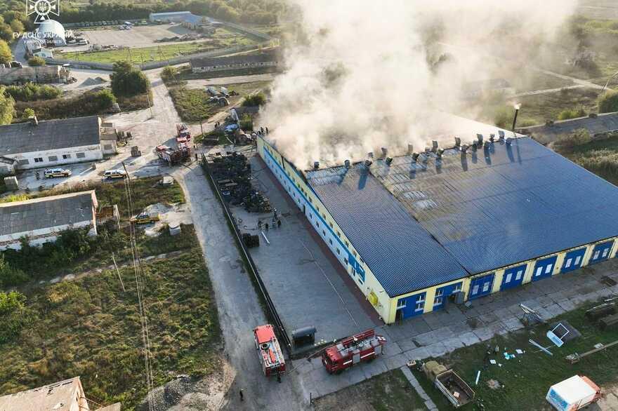 У Київській області спалахнула масштабна пожежа на підприємстві по вирощуванню грибів