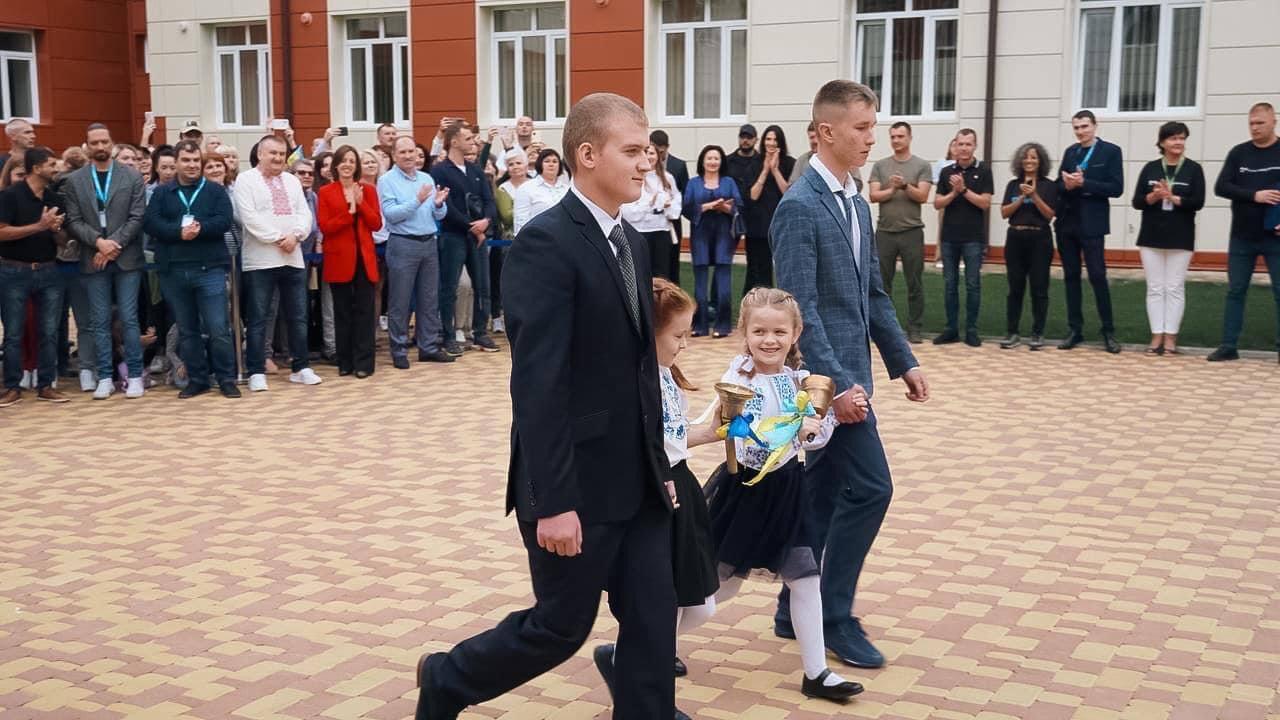 Був зруйнований на 70%: у відбудованому Ірпінському ліцеї №3 пролунав перший дзвінок