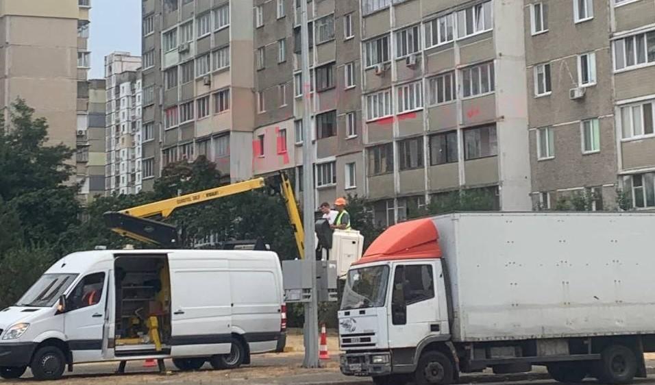 Щоб точно почули: на Троєщині менше як за 10 метрів від вікон встановили колонку для оповіщень про тривогу