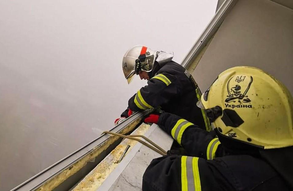 У передмісті вибухнув газовий балончик у висотці: “скляний дощ” із вибитих вікон пошкодив припарковані автівки