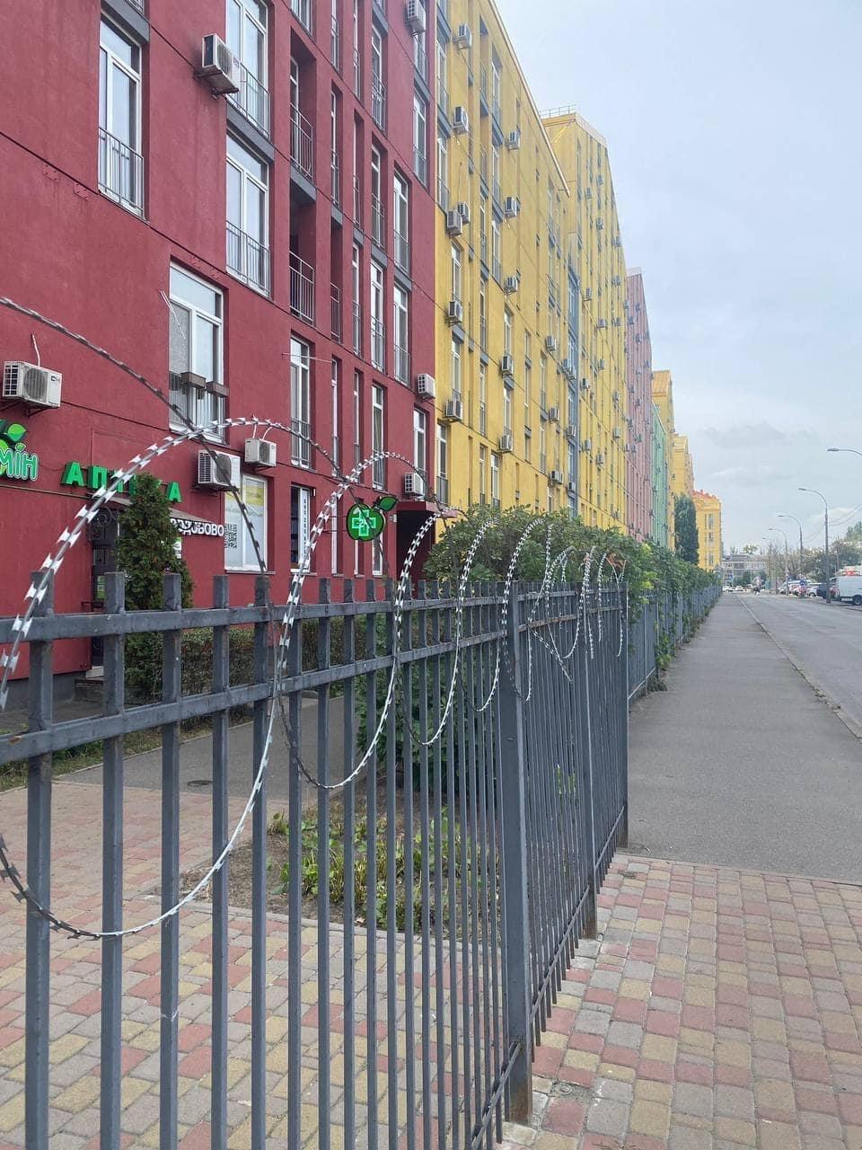 У столиці мешканці ЖК “Комфорт Таун” відгородилися парканом та колючим дротом