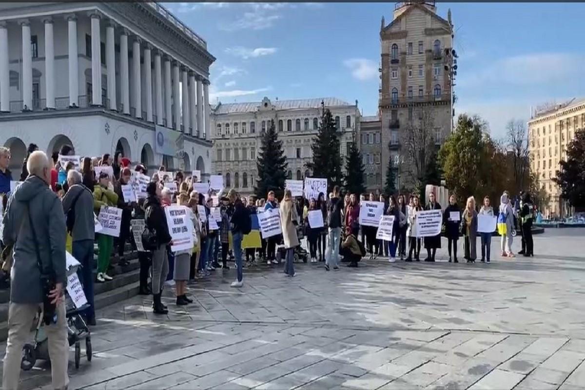 У центрі Києва родичі військових, які понад півтора роки перебувають на фронті, вимагають демобілізації