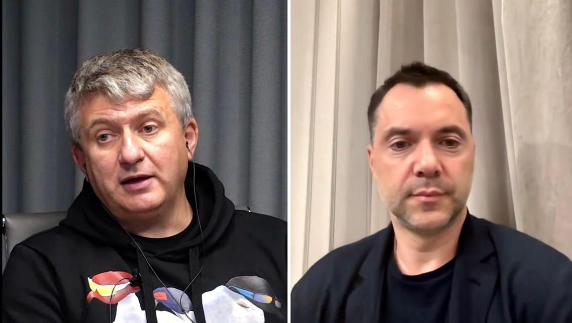 “Рускаізичниі, как нєдалюді, і ані нє далжни іметь свещенає права защіщать Украіну” – Арестович 