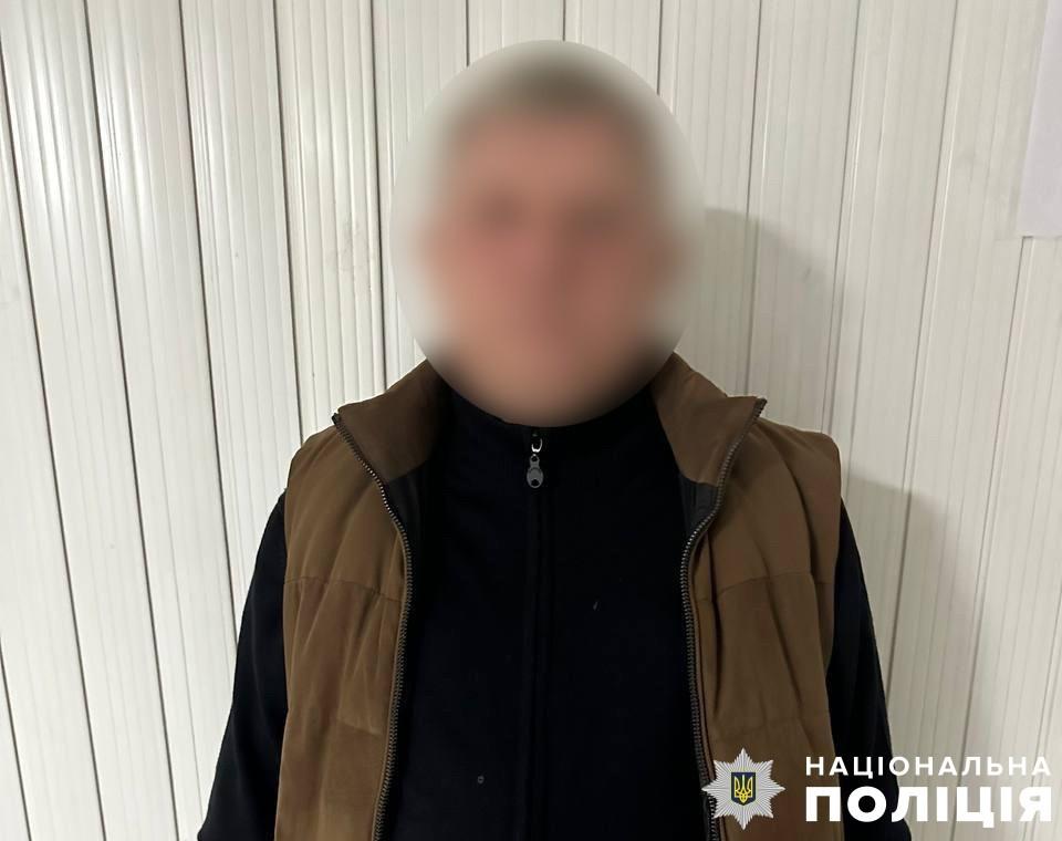 Водій до втрати свідомості побив пішохода, якого повинен був пропустити на переході, і поїхав геть