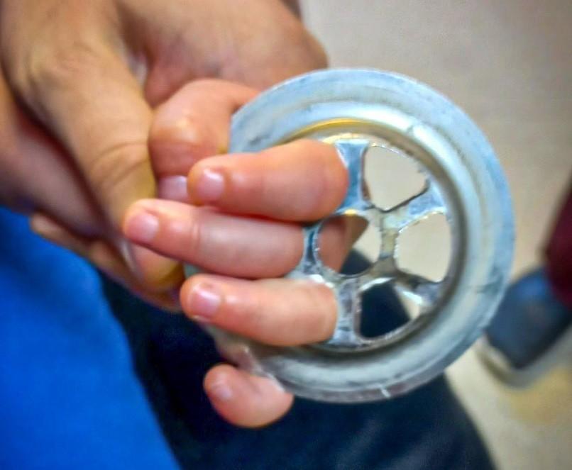 Діти і халепа: рятувальники вивільнили з металевої пастки малого розбишаку
