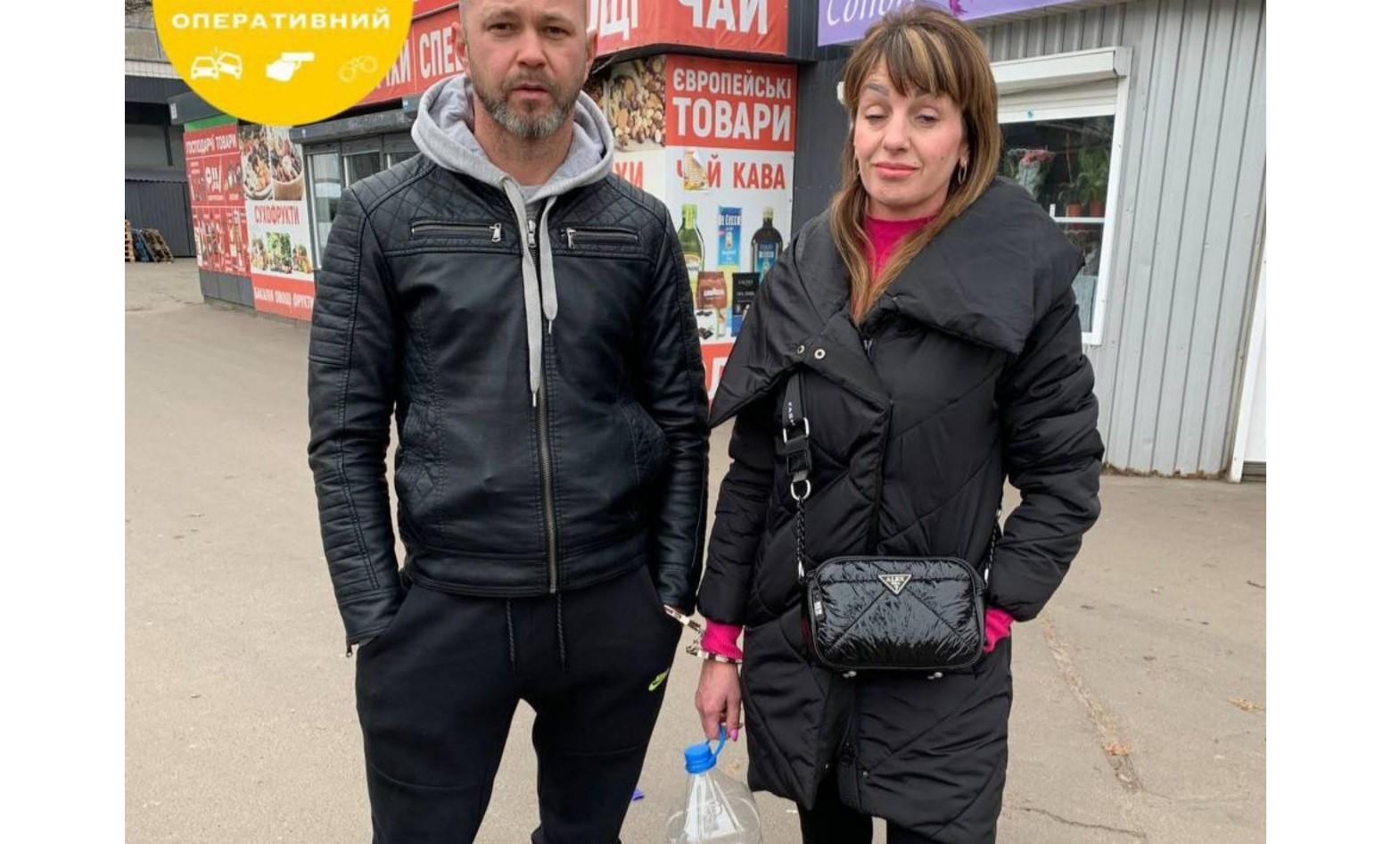 Заручниця мимоволі: у Києві чоловік прикував себе кайданками до жінки на вулиці