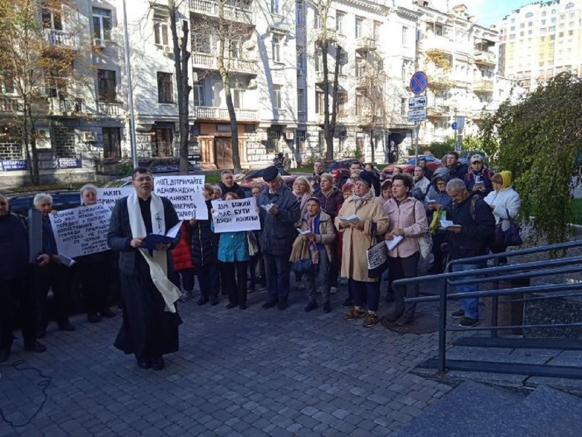 Під стінами Мінкульту склали каміння, яке відпало з костелу Святого Миколая – віряни вимагають повернути святиню церкві, поки та не зруйнувалась
