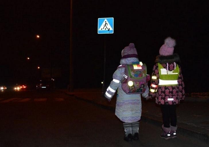 У Броварах містянам безкоштовно роздають світловідбивальні стрічки