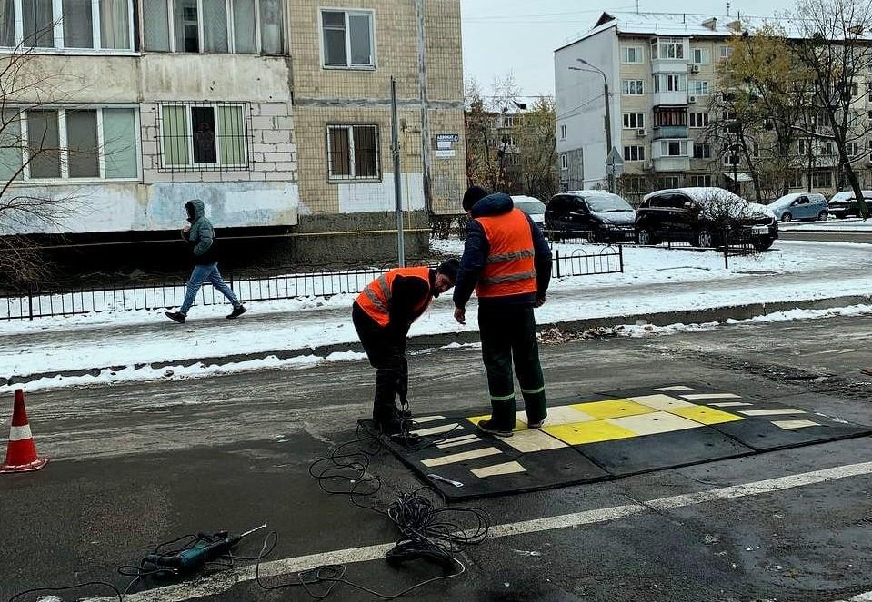 Експеримент із заспокоєння руху: у Києві встановили першу “берлінську подушку”
