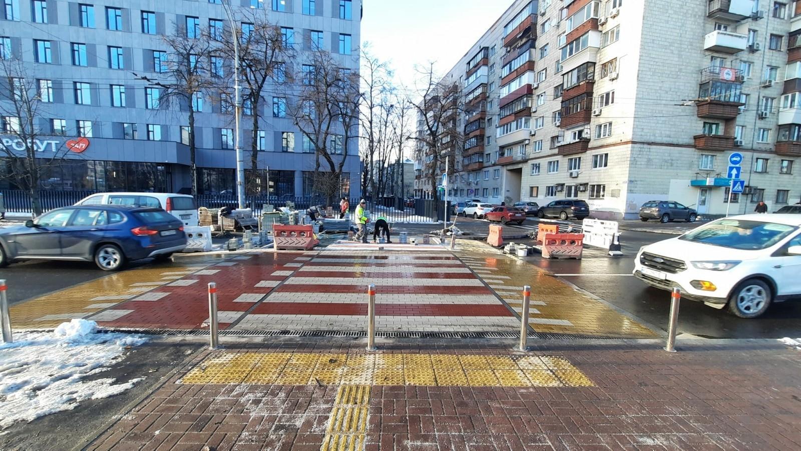 Було страшно переходити дорогу: на Севастопольській площі облаштовують підвищений вело-пішохідний перехід