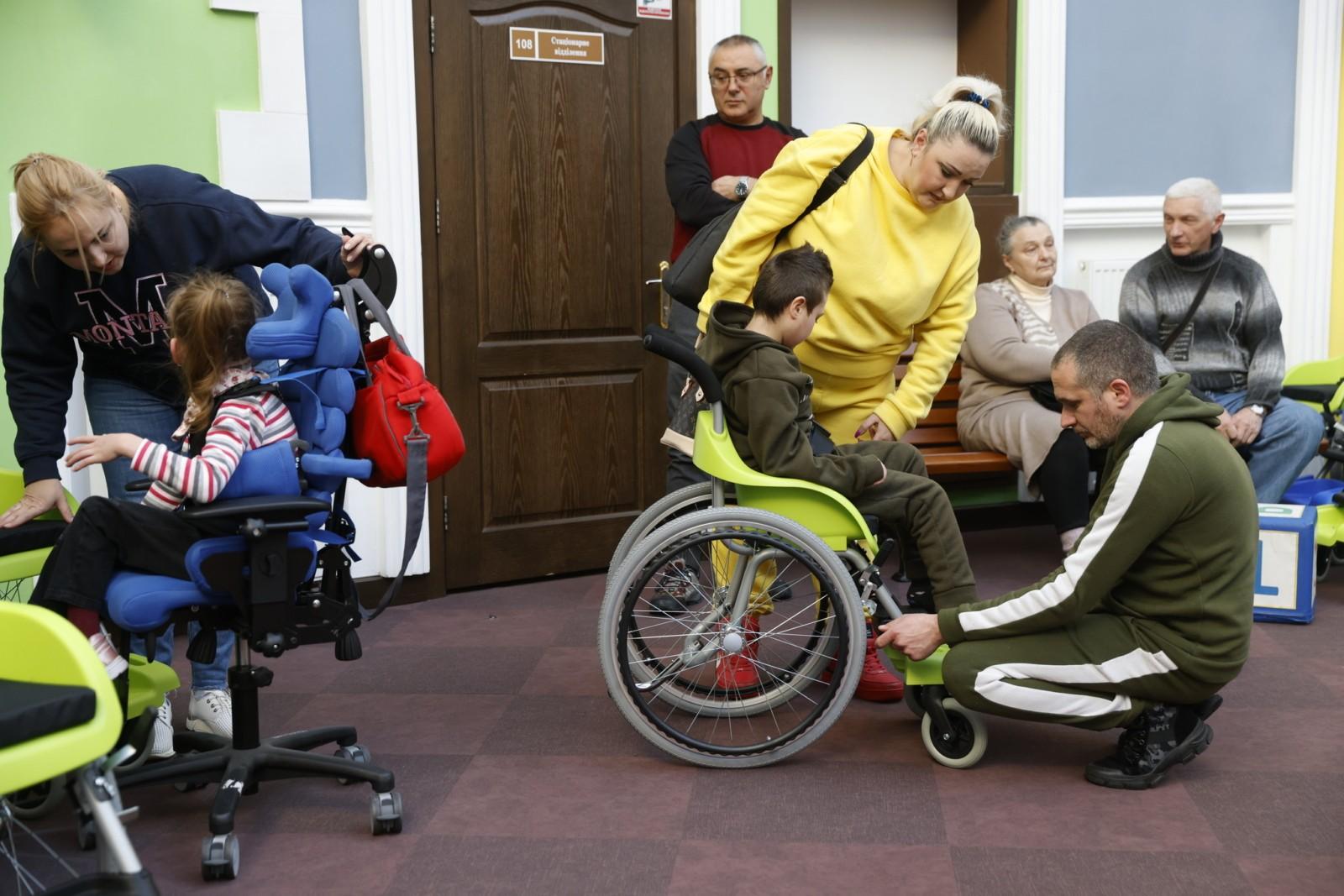 Маленьким киянам з інвалідністю подарували 30 активних колісних крісел