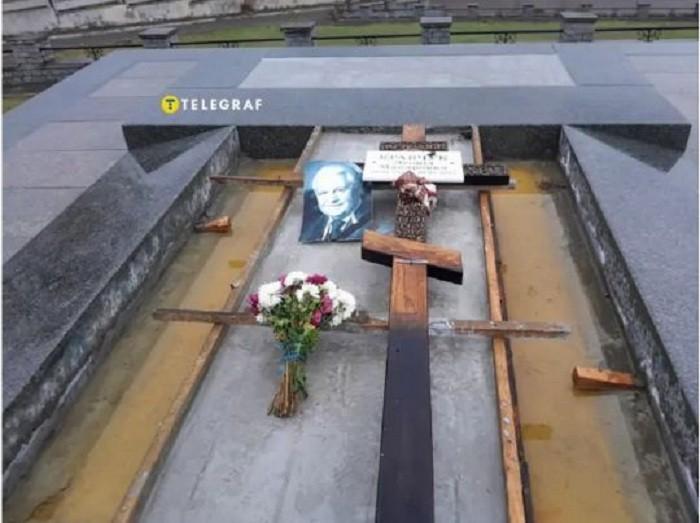 Без пам’ятника та у занедбаному стані: у Мережі показали недоглянуте місце поховання Леоніда Кравчука у Києві
