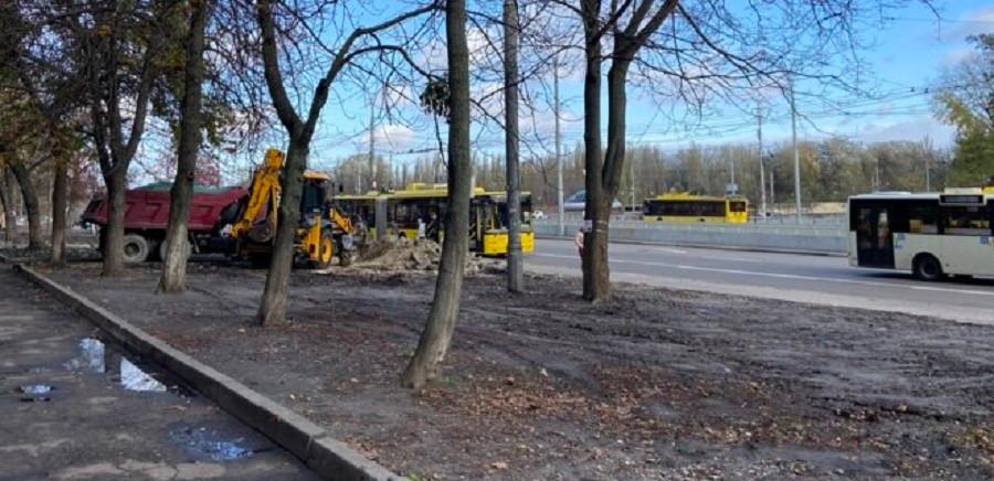 У Києві біля метро “Дорогожичі” демонтували МАФи