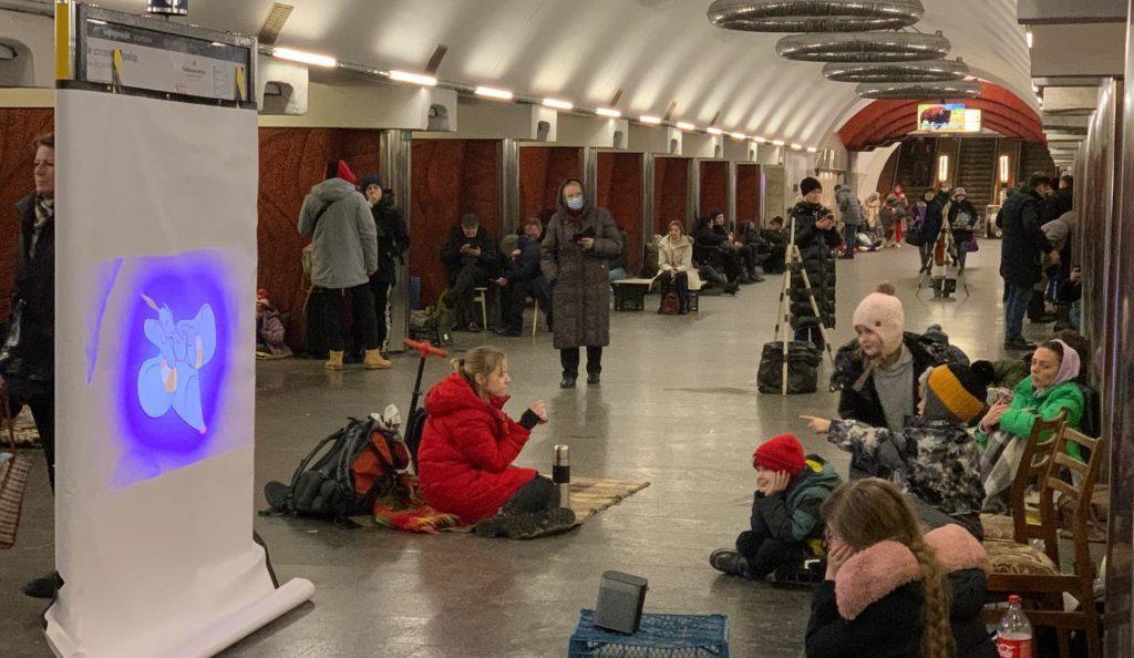 Закриті станції та вестибюлі “синьої” гілки метро дозволили використовувати як укриття під час повітряної тривоги