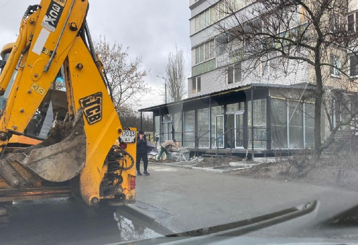 Киянку, що прибудувала веранду біля квартири на 1 поверсі, віддадуть під суд