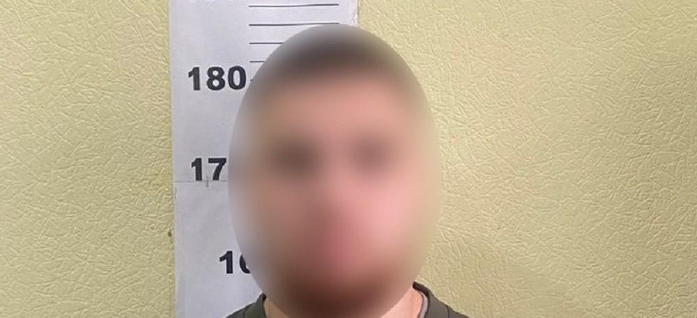 Поліцейські Києва викрили шахрая, який виманював гроші у чоловіка в Мережі, прикидаючись жінкою
