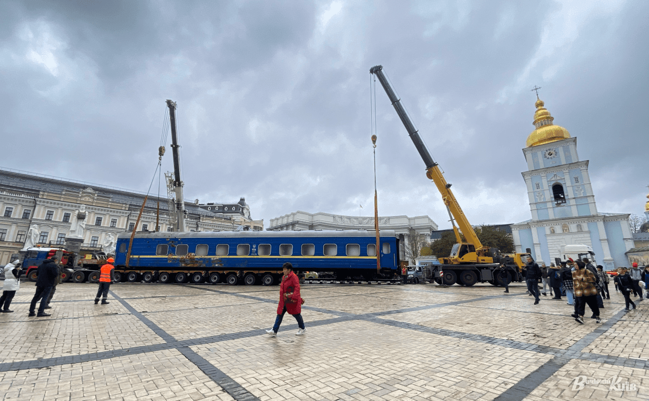Киянам покажуть обстріляний в Ірпені окупантами вагон потяга “Укрзалізниці”